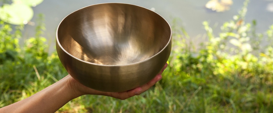 Eine Klangschale auf einer Hand